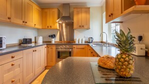 Private kitchen - Plum Guide - Lutyens Lodge (Colchester)