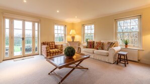 Living area - Plum Guide - Lutyens Lodge (Colchester)