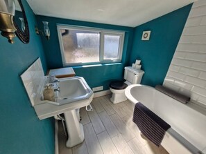 Hair dryer, towels - Alma Cottage - Romantic Retreat w/ Log Burner - Mins to Ramsgate Beach and Marina - Dog Friendly (Ramsgate)