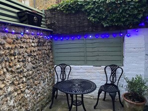 Outdoor dining - Alma Cottage - Romantic Retreat w/ Log Burner - Mins to Ramsgate Beach and Marina - Dog Friendly (Ramsgate)