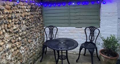 Alma Cottage - Romantic Retreat w/ Log Burner