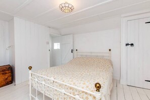 1 bedroom, iron/ironing board, travel cot, free WiFi - Alma Cottage - Romantic Retreat w/ Log Burner - Mins to Ramsgate Beach and Marina - Dog Friendly (Ramsgate)