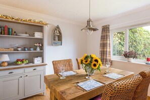 Dining - Plum Guide - Star Dune (Great Yarmouth)