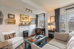 TV - Plum Guide - Oxen Den (London)