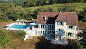 A large house with a swimming pool, multiple balconies, and a well-maintained garden. - Mirandole, modern holiday home with views and heated pool (Martel)
