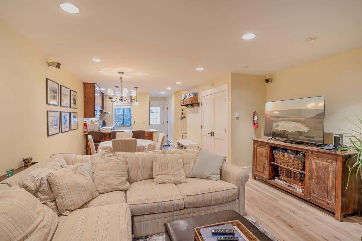 Een smart-tv, een dvd-speler, boeken en een filmbibliotheek