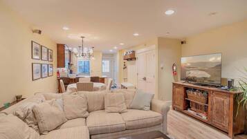 Een smart-tv, een dvd-speler, boeken en een filmbibliotheek