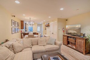 Smart TV, DVD player, books, video library - Steps from Beach-N-Mins to SKI - Updated Interior (Tahoe Vista)