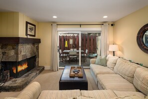 Smart TV, DVD player, books, video library - Steps from Beach-N-Mins to SKI - Updated Interior (Tahoe Vista)