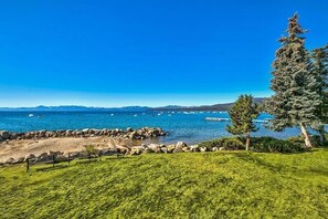 On the beach - Steps from Beach-N-Mins to SKI - Updated Interior (Tahoe Vista)