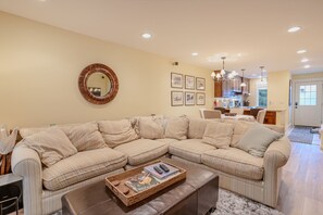 Smart TV, DVD player, books, video library - Steps from Beach-N-Mins to SKI - Updated Interior (Tahoe Vista)