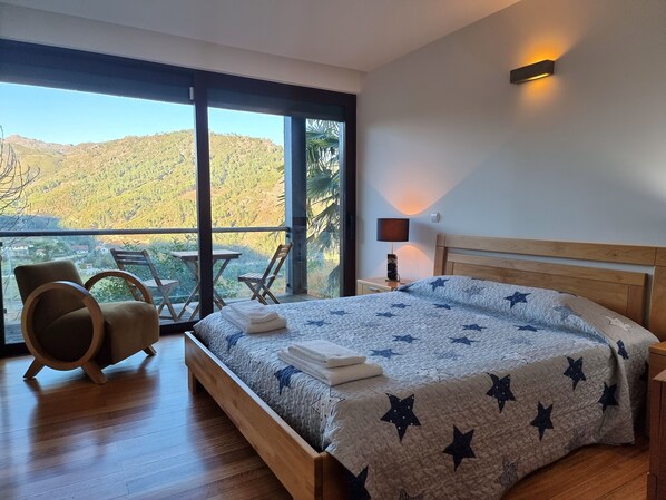 5 habitaciones, tabla de planchar con plancha y cuna de viaje 