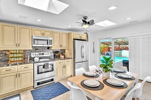 Fridge, microwave, oven, stovetop - 420 · Tropical Resort Boat Rental/Kayaks/Hot Tub/Grill! (Pompano Beach)
