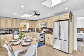 Køleskab, mikrobølgeovn, ovn, kogeplade