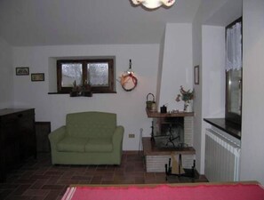 Interior - Sunflowers - Pink apartment  (Camerino)