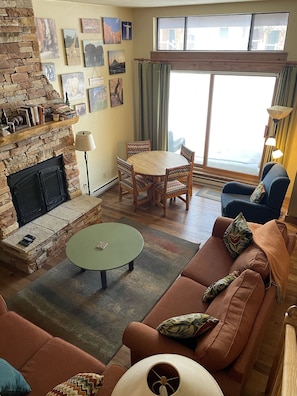 Televisión, chimenea, reproductor de DVD y monitor de computadora 