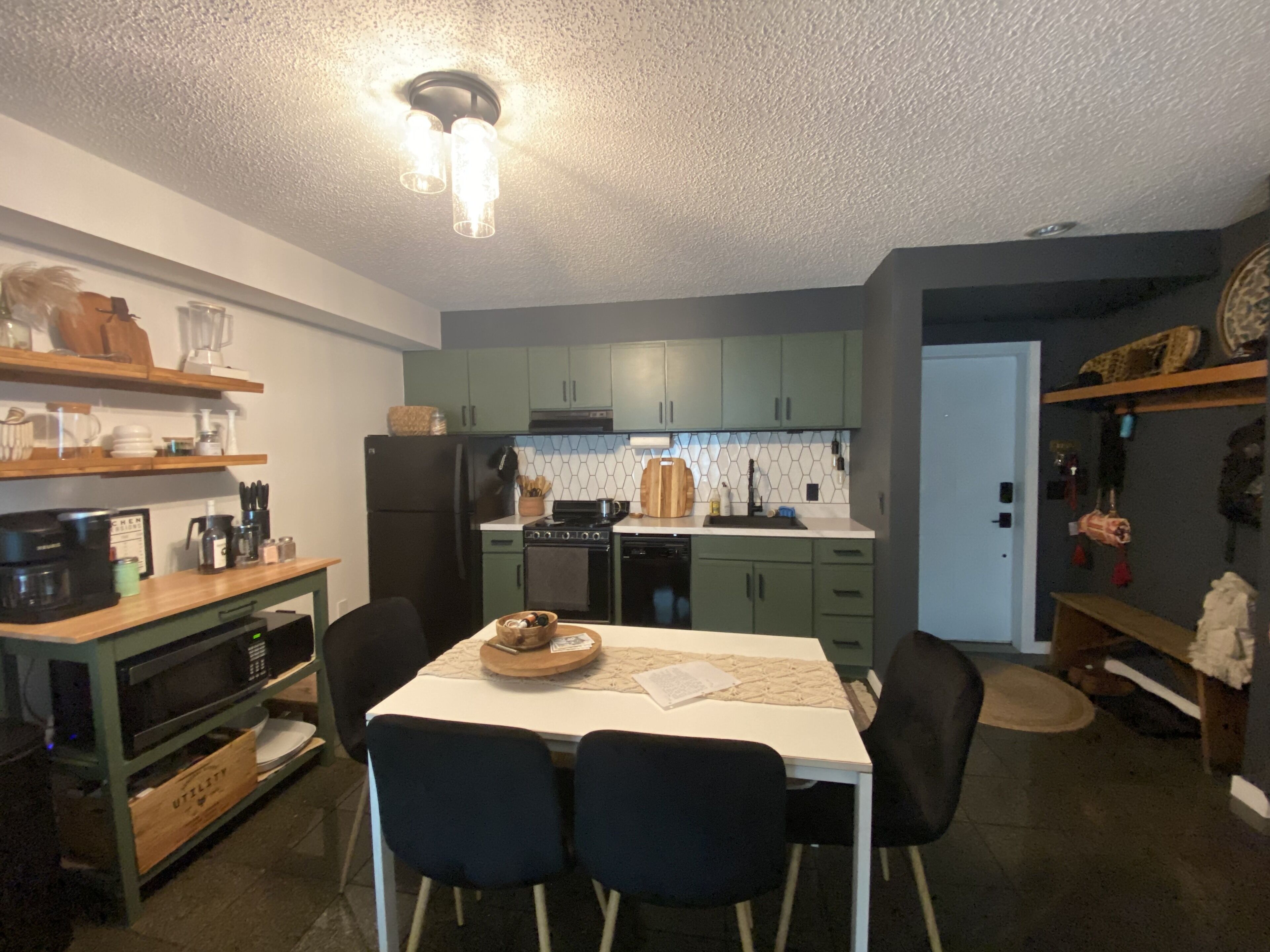 Kühlschrank, Mikrowelle, Ofen, Herdplatte