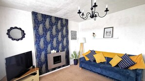 Cottage | Phòng khách | TV 30-inch có truyền hình kỹ thuật số, lò sưởi 