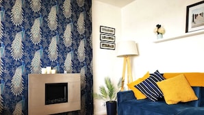 Cottage | Khu phòng khách | TV 30-inch có truyền hình kỹ thuật số, lò sưởi 