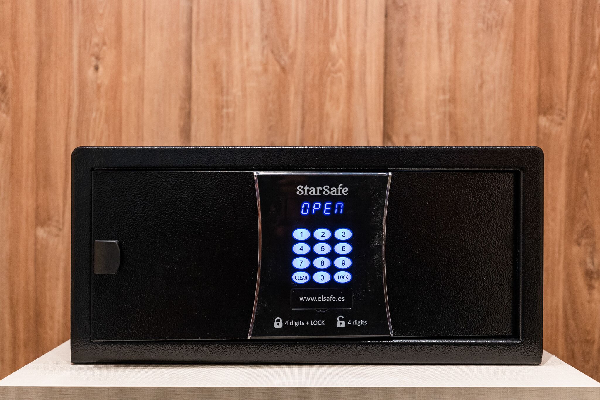 Et StarSafe elektronisk tastatur med digitalt display, der viser 'ÅBEN' og en hjemmesideadresse.