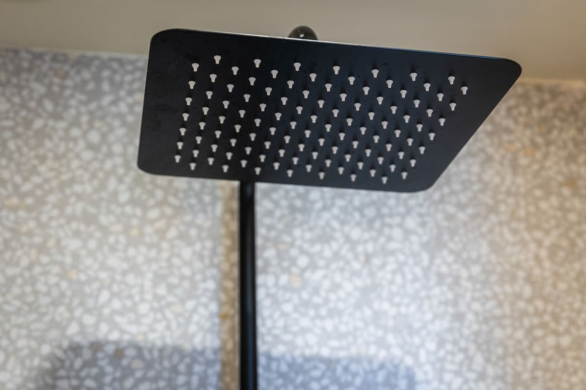 Dusche, Regendusche, Haartrockner, HandtĂŒcher