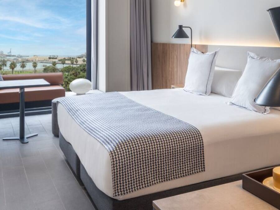 Minibar, soundproofing, free WiFi, bed sheets