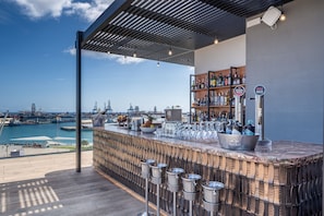 Swim-up bar