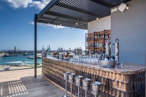 Swim-up bar