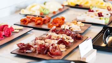 Bữa sáng buffet hàng ngày (10 EUR/mỗi người)