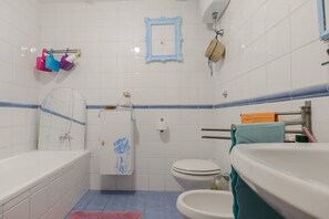 Ensemble douche/baignoire, sèche-cheveux, bidet, savon