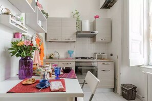 Fridge, oven, stovetop, coffee/tea maker - In the heart of Naples (Napoli)