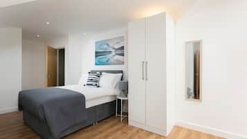 4 bedrooms, iron/ironing board, Internet, bed sheets