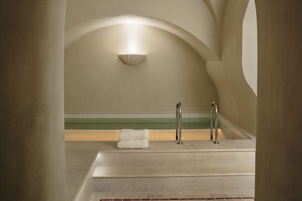 Kolam renang tertutup