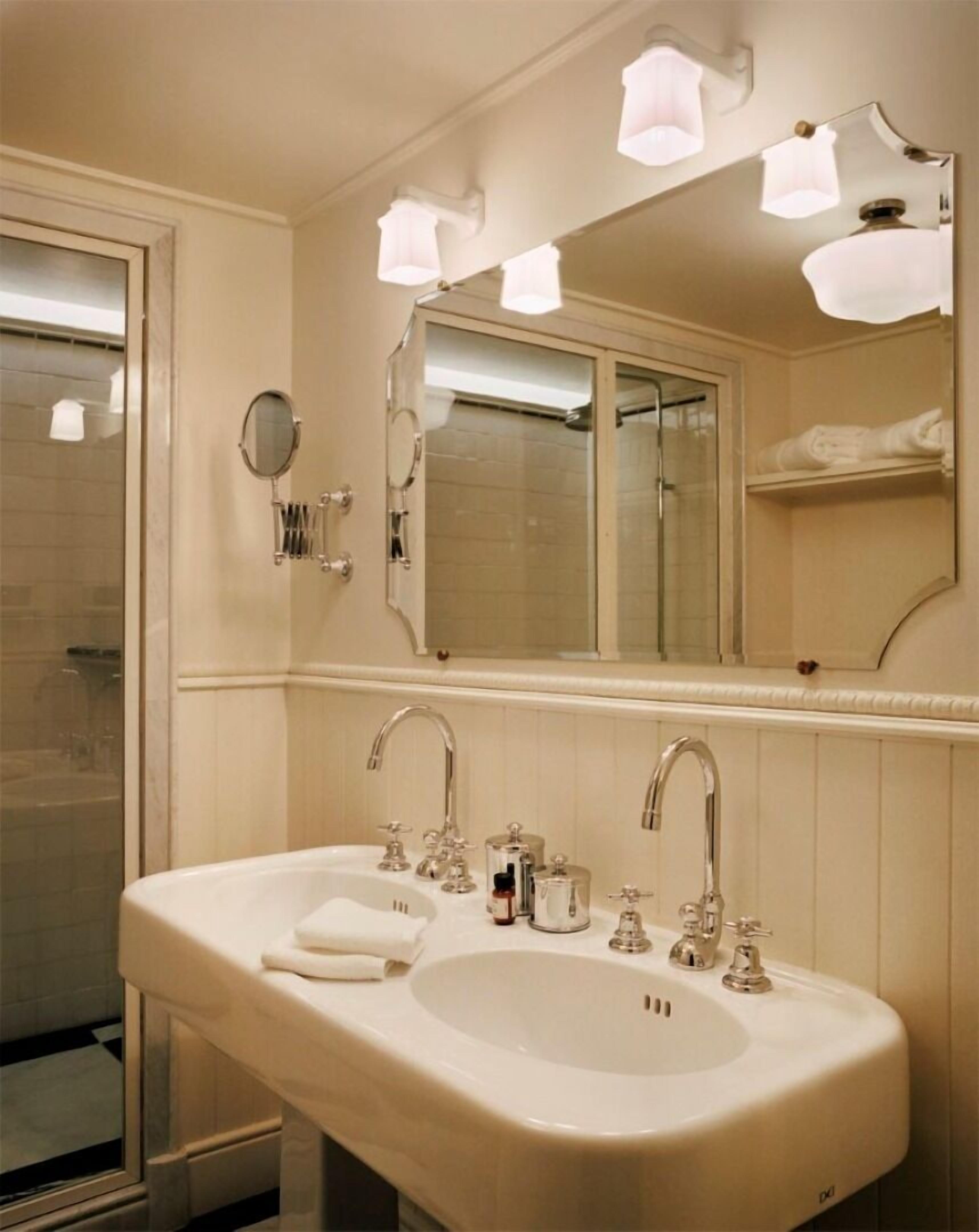 junior suite | 1 bedroom, premium bedding, pillow-top beds, minibar