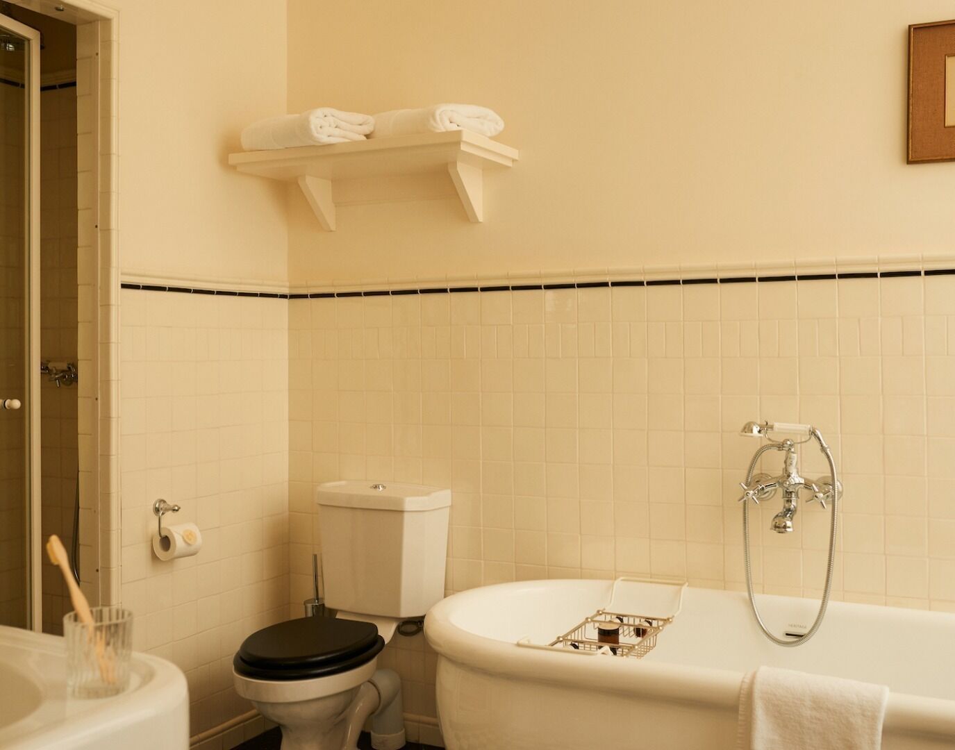 Un baño con inodoro, bidé y bañera.
