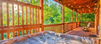 ★Private luxury cabin, Winter Discounts, 3 King suites, STUNNING VIEWS★ Hot Tub★