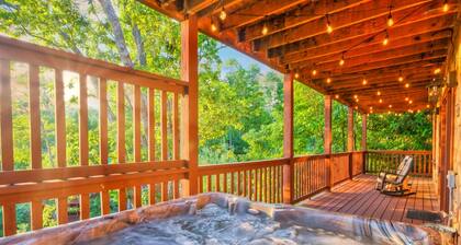 ★Private luxury cabin, Winter Discounts, 3 King suites, STUNNING VIEWS★ Hot Tub★