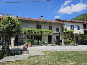 Exterior - Groupaccommodation with pool and private garden near Barolo (Bonvicino)