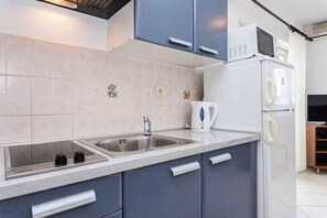 ثلاجة، ميكروويف، موقد طهي م�سطح، ماكينة لصنع القهوة/الشاي