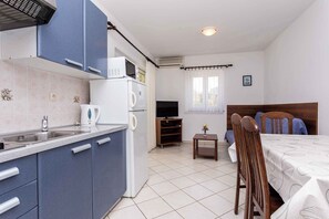 ثلاجة، ميكروويف، موقد طهي مسطح، ماكينة لصنع القهوة/الشاي