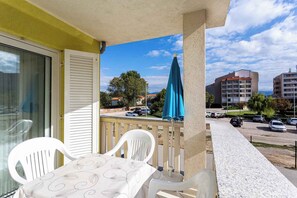 تناول الطعام بالخارج