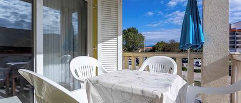 تناول الطعام بالخارج