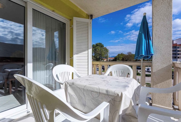 تناول الطعام بالخارج