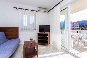 TV - Holiday apartment with mountain view (Baška)