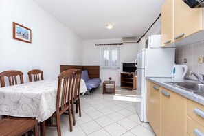 Fridge, microwave, stovetop, coffee/tea maker - Holiday apartment with mountain view (Baška)