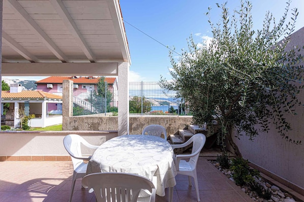 تناول الطعام بالخارج