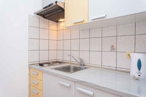 ثلاجة، ميكروويف، موقد طهي مسطح، ماكينة لصنع القهوة/الشاي