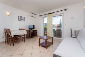 TV - Holiday apartment by the sea with barbecue and panoramic view (Baška)