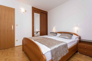 1 bedroom, travel cot, Internet