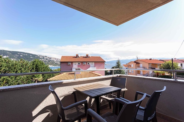 Outdoor dining - Holiday apartment by the sea with barbecue and panoramic view (Baška)